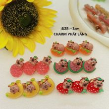 Charm Capybara dạ quang phát sáng ôm trái cây, ngồi trên bánh kawaii, có túi mù tự xé