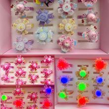 Vòng Đeo Tay Quay Tròn Phát Sáng Hình Sanrio Kuromi Gấu Dâu Capybara Dễ Thương Dành Cho Bé Trai Bé Gái